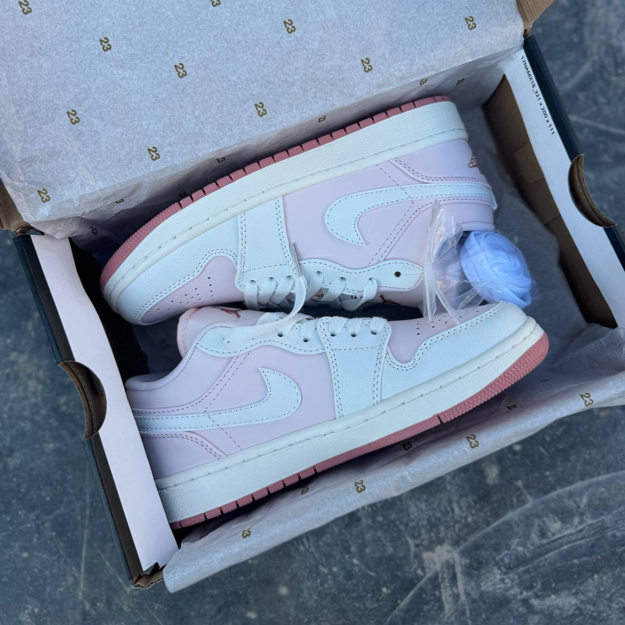 نایک ایر جردن صورتی سفید