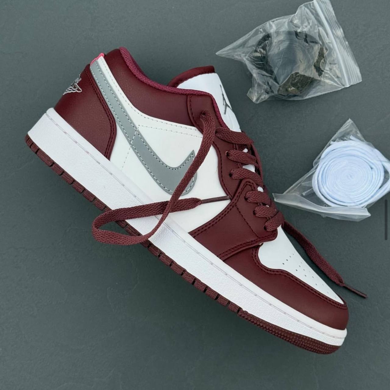 نایک ایر جردن وان زرشکی Nike Air Jordan 1