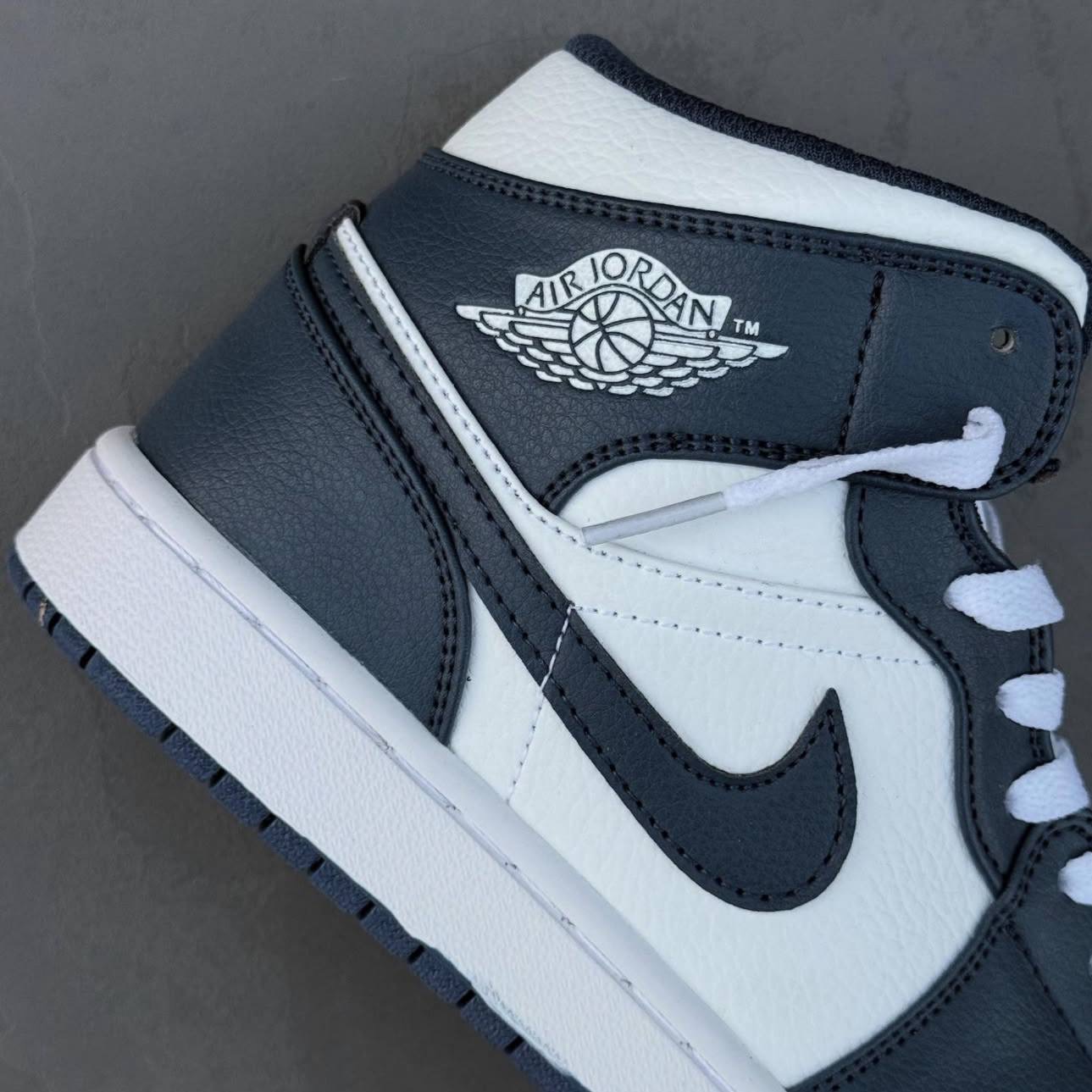 نایک ایر جردن وانNike Air Jordan 1